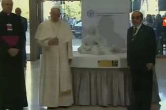 Papa Francesco dona alla FAO una scultura del piccolo Aylan