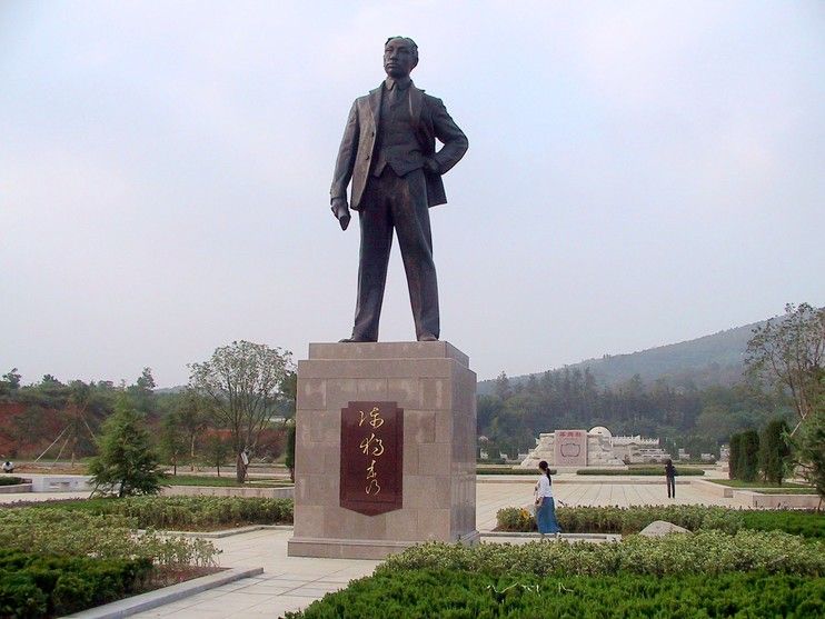 &nbsp;Una statua bronzea di Chen Duxiu