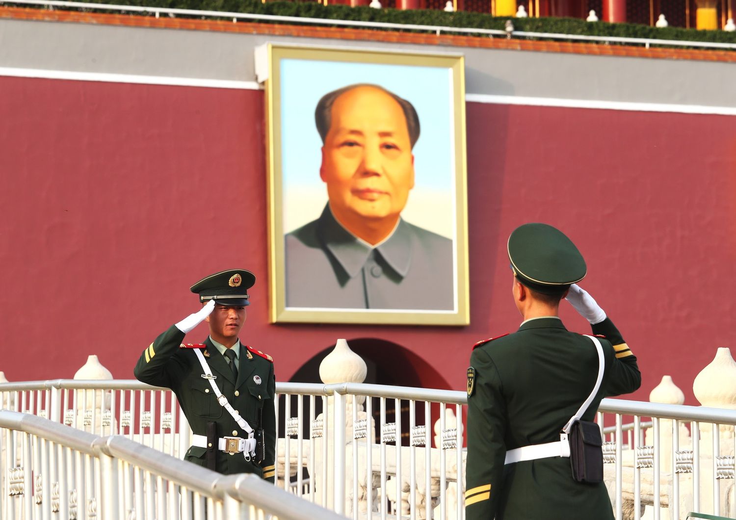 &nbsp;Due poliziotti cinesi di fronte a un ritratto di Mao