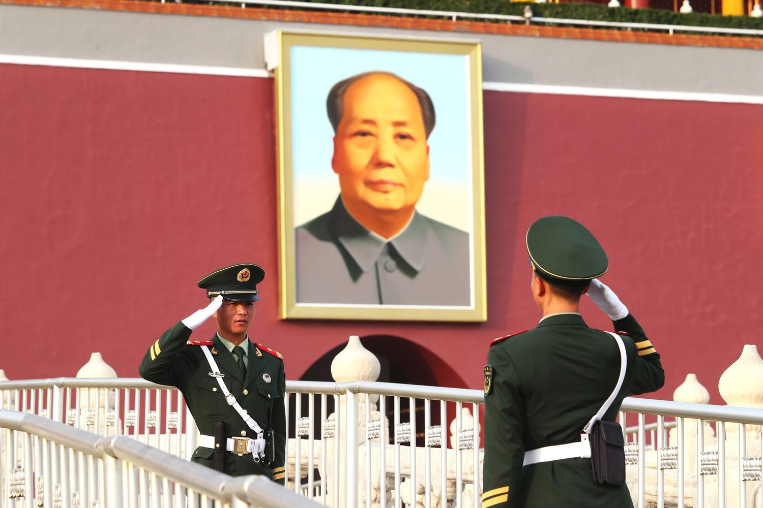 &nbsp;Due poliziotti cinesi di fronte a un ritratto di Mao