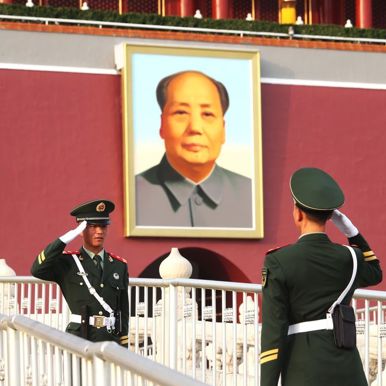&nbsp;Due poliziotti cinesi di fronte a un ritratto di Mao