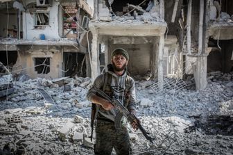 &nbsp;Un miliziano delle Forze Democratiche Siriane durante i combattimenti a Raqqa