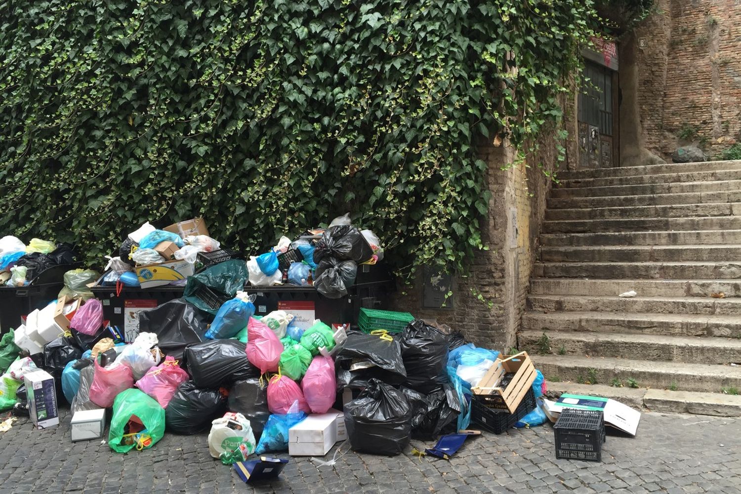 &nbsp;Immondizia in una strada del centro di Roma