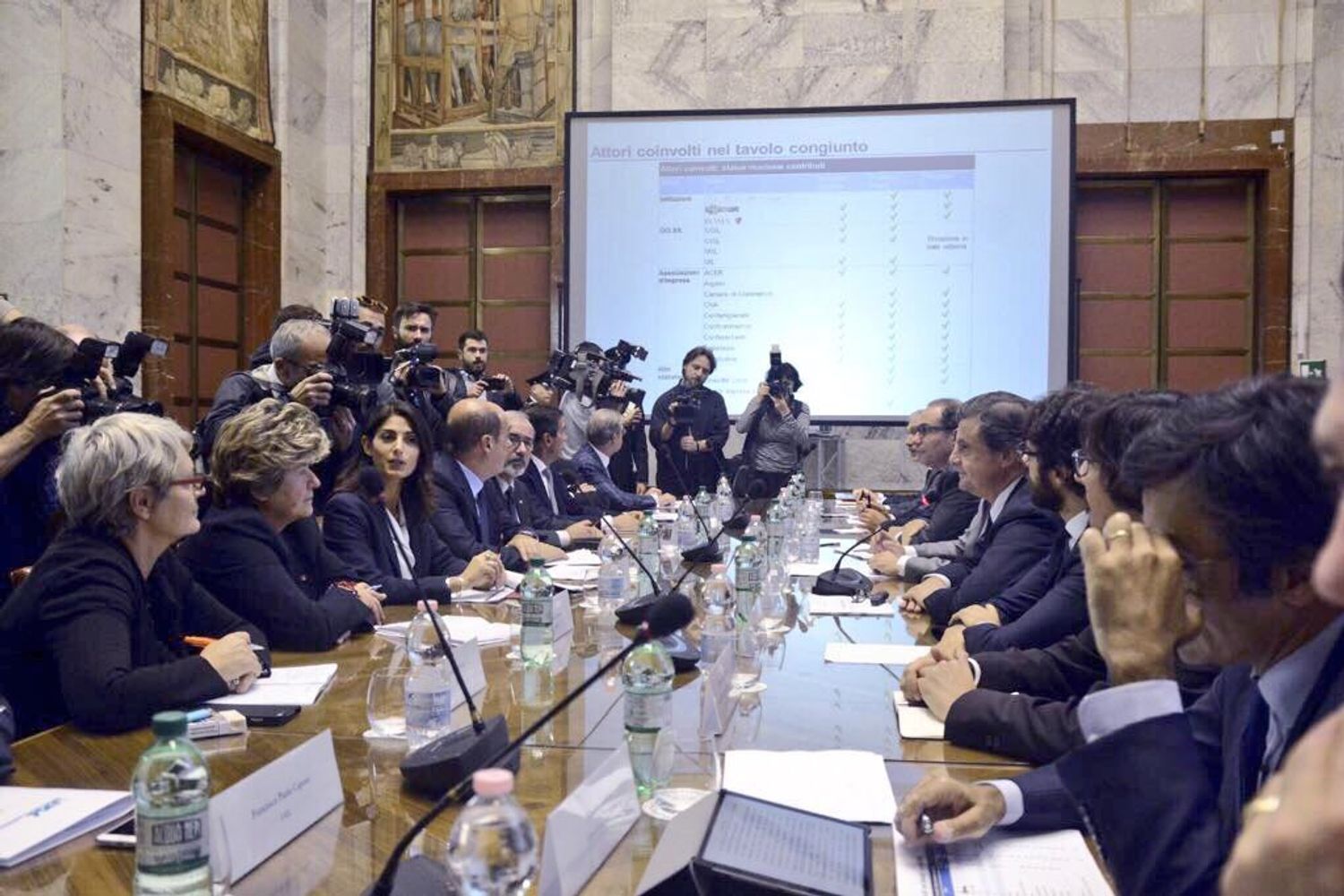 La foto condivisa su Twitter dal ministro Calenda per condividere il 'Piano industriale' per Roma&nbsp;