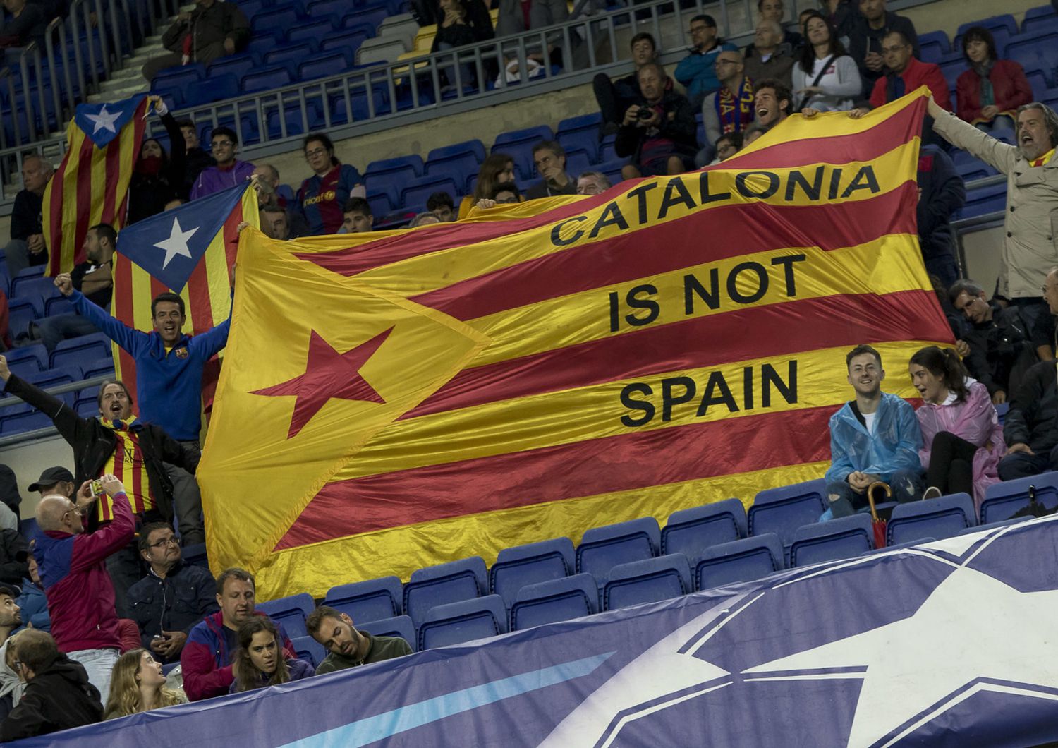 &nbsp;La bandiera mostrata dai tifosi del Barcellona durante l'incontro di Champions con l'Olimpiacos