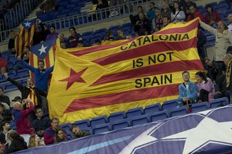 &nbsp;La bandiera mostrata dai tifosi del Barcellona durante l'incontro di Champions con l'Olimpiacos
