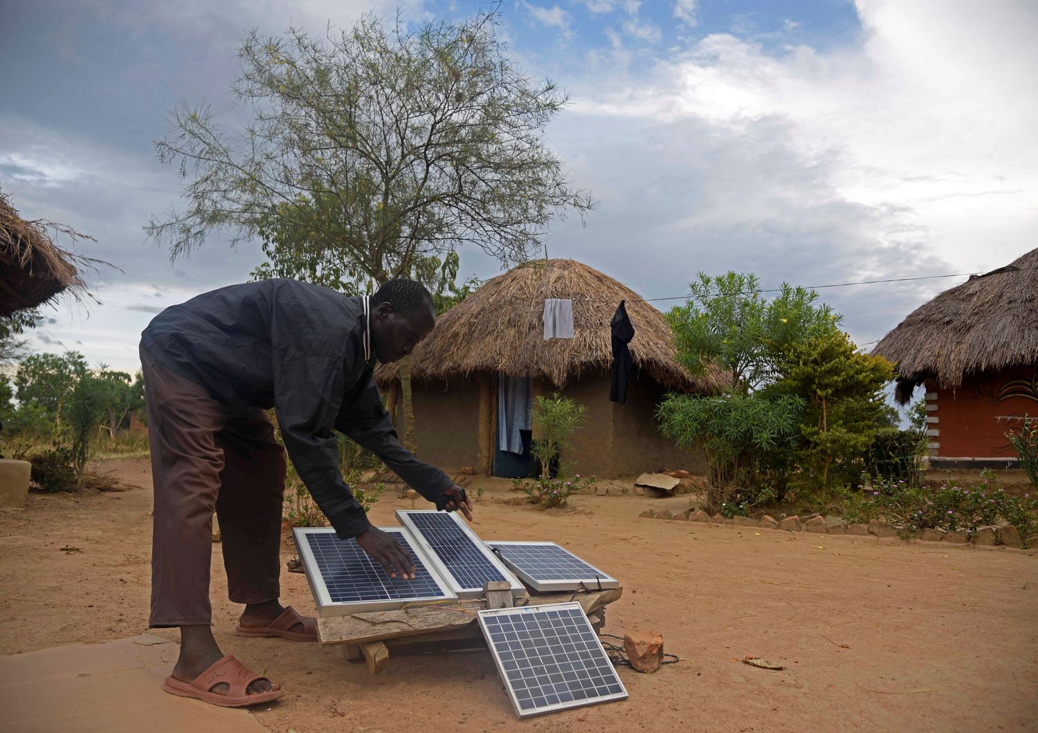 In Uganda si supplisce alla carenza di elettricit&agrave; con i pannelli solari portatili