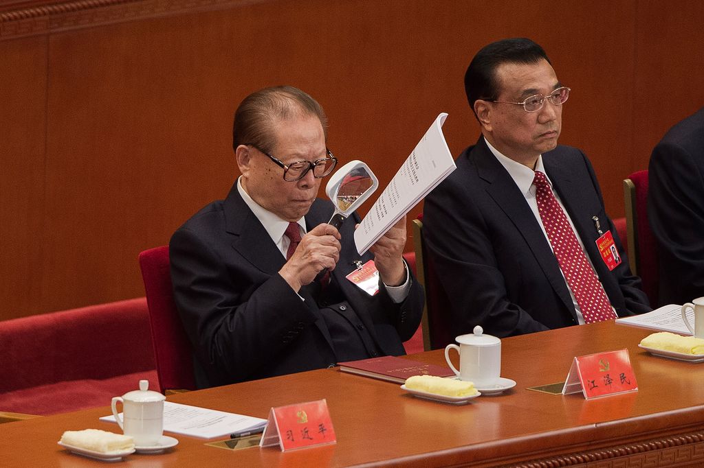 &nbsp;L'ex presidente Jiang Zemin legge il discorso di Xi