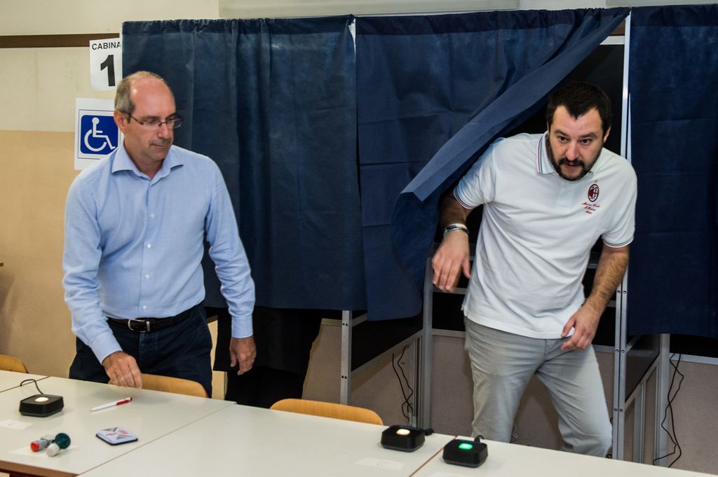 Matteo Salvini vota per il referendum per l'autonomia in Lombardia e Veneto