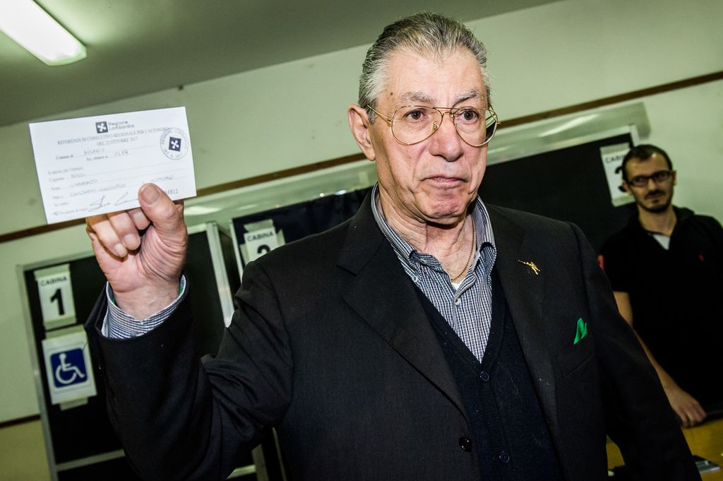 &nbsp;Umberto Bossi al voto per il referendum sull'autonomia della Lombardia