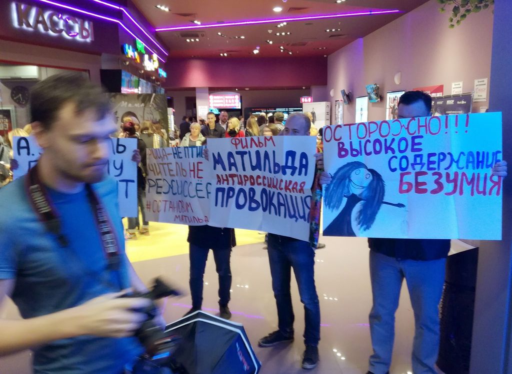 Alcune persone manifestano contro la proiezione di 'Matilda'&nbsp;