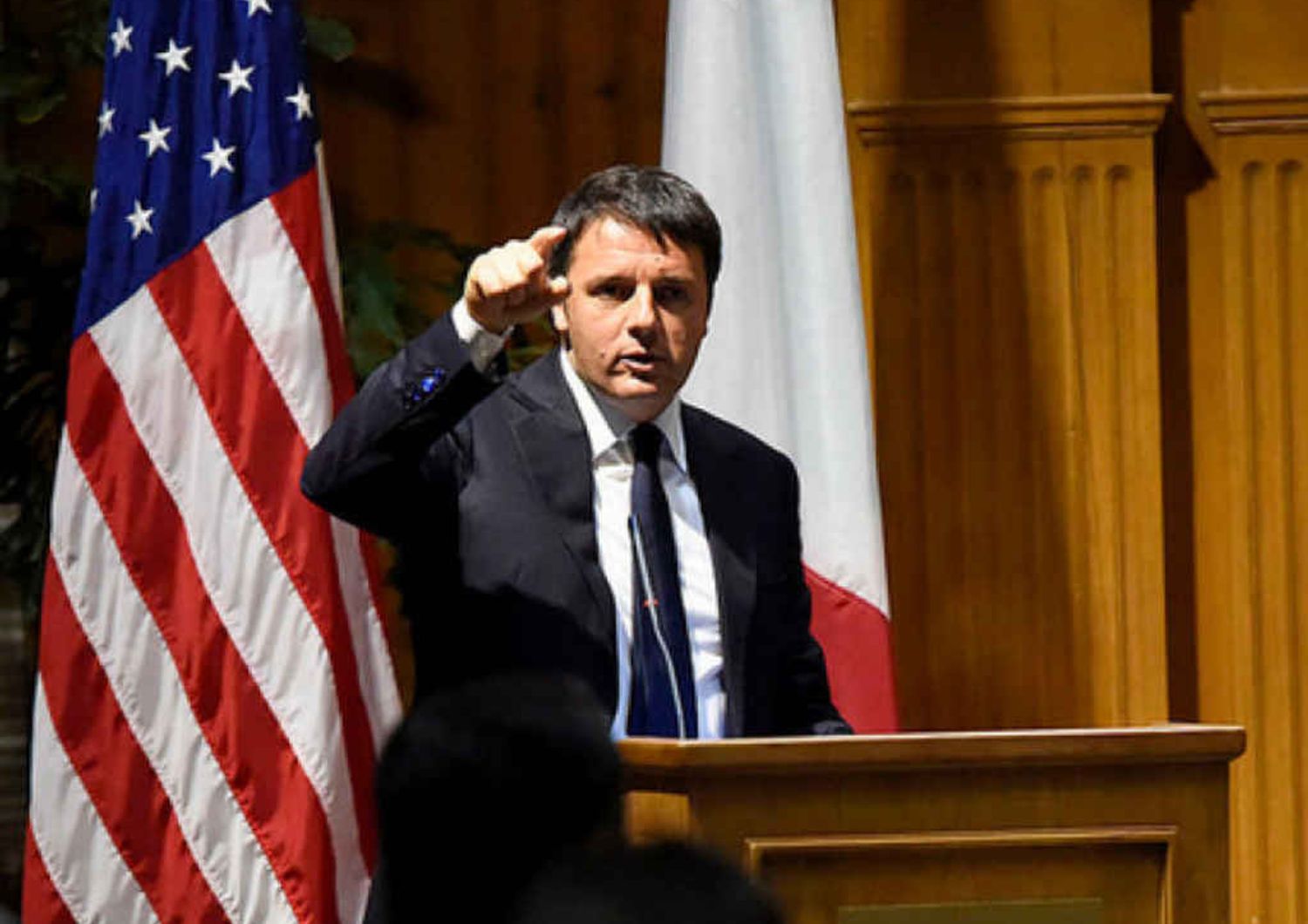 Lavoro: Renzi, "riforma non rinviabile". Grillo a minoranza Pd, "mandiamolo a casa"