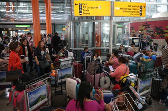 &nbsp;Folla di passeggeri nell'aeroporto di Heathrow