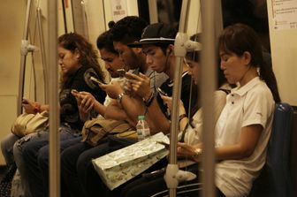 &nbsp;Passeggeri in metropolitana concentrati sui loro smartphone