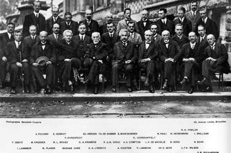 In piedi, in terza fila: A. Piccard, E. Henriot, P. Ehrenfest, E. Herzen, Th. de Donder, E. Schr&ouml;dinger, J.E. Verschaffelt, W. Pauli, W. Heisenberg, R. Fowler, L. Brillouin; Nella fila centrale: P. Debye, M. Knudsen, W.L. Bragg, H.A. Kramers, P.A.M. Dirac, A.H. Compton, L. de Broglie, M. Born, N. Bohr; Seduti davanti: I. Langmuir, M. Planck, M. Skłodowska-Curie, H.A. Lorentz, A. Einstein, P. Langevin, Ch.-E. Guye, C.T.R. Wilson, O.W. Richardson.