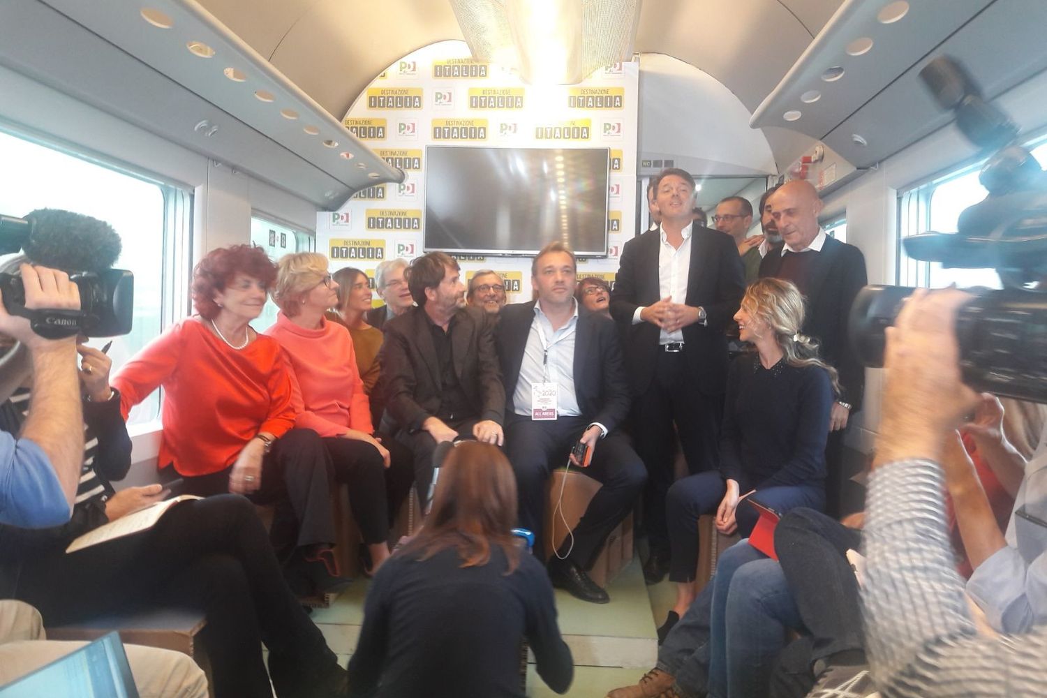 &nbsp;Matteo Renzi e alcuni ministri. Si riconoscono: Valeria Fedeli, Roberta Pinotti, Maria Elena Boschi, Dario Franceschini, Matteo Richetti, Marco Minniti e Marianna Madia