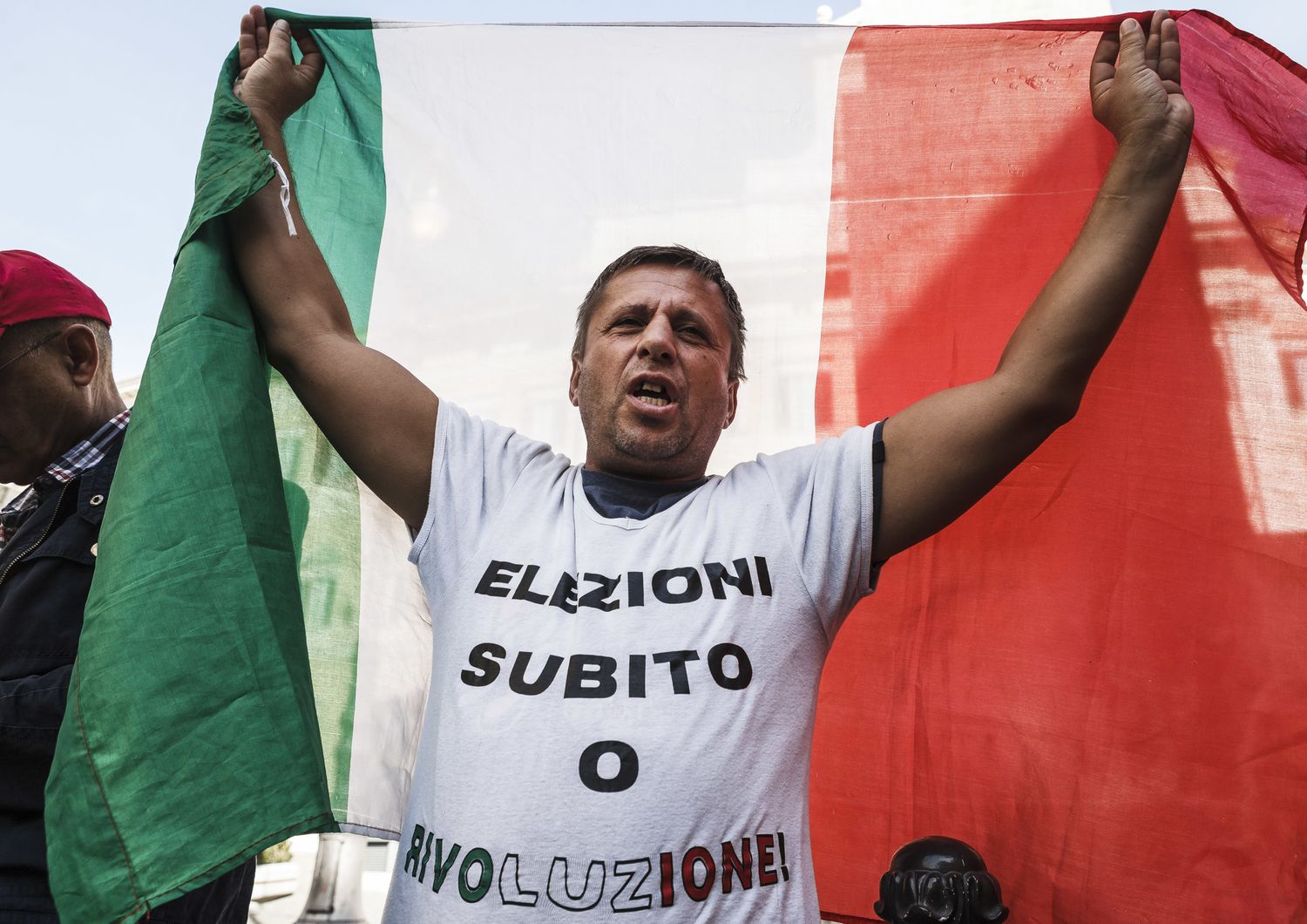 &nbsp;Un attivista del M5s durante la manifestazione per le elezioni del 10 ottobre davanti Montecitorio (Afp)