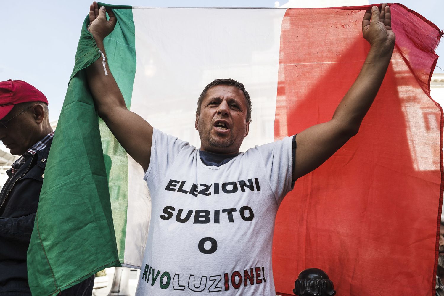 &nbsp;Un attivista del M5s durante la manifestazione per le elezioni del 10 ottobre davanti Montecitorio (Afp)
