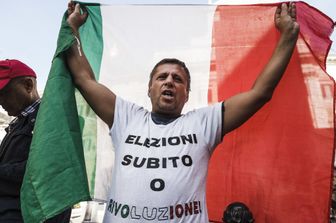 &nbsp;Un attivista del M5s durante la manifestazione per le elezioni del 10 ottobre davanti Montecitorio (Afp)