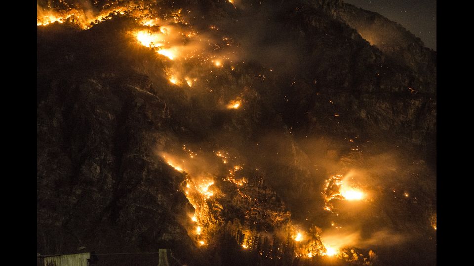 Venaus, in Val Susa il vento e l'alta pressione aggravano la situazione degli incendi. Gi&agrave; pi&ugrave; di 2000 ettari di terreno sono stati distrutti (AGF)&nbsp;