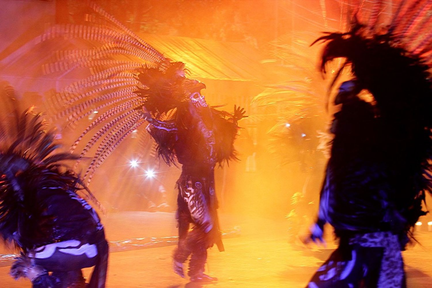 &nbsp;Una performance dell'artista messicano Alyosha Barreiro per il Dia de Muertos a Citt&agrave; del Messico