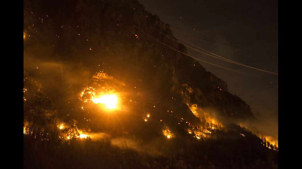Venaus, in Val Susa il vento e l'alta pressione aggravano la situazione degli incendi. Gi&agrave; pi&ugrave; di 2000 ettari di terreno sono stati distrutti (AGF)&nbsp;