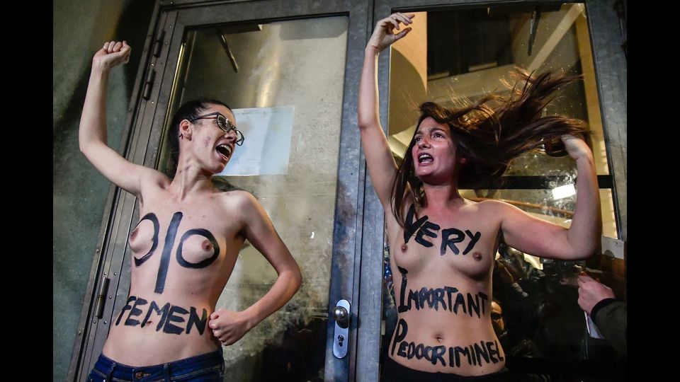 Le attiviste femministe francesi dimostrano contro il regista francese-polacco Roman Polanski, accusato di una serie di assalti sessuali, prima della proiezione del film di D'Apres une histoire vraie (&quot;basato su una vera storia&quot;) presso la Cinematheque di Parigi 30 ottobre 2017. (Afp)&nbsp;