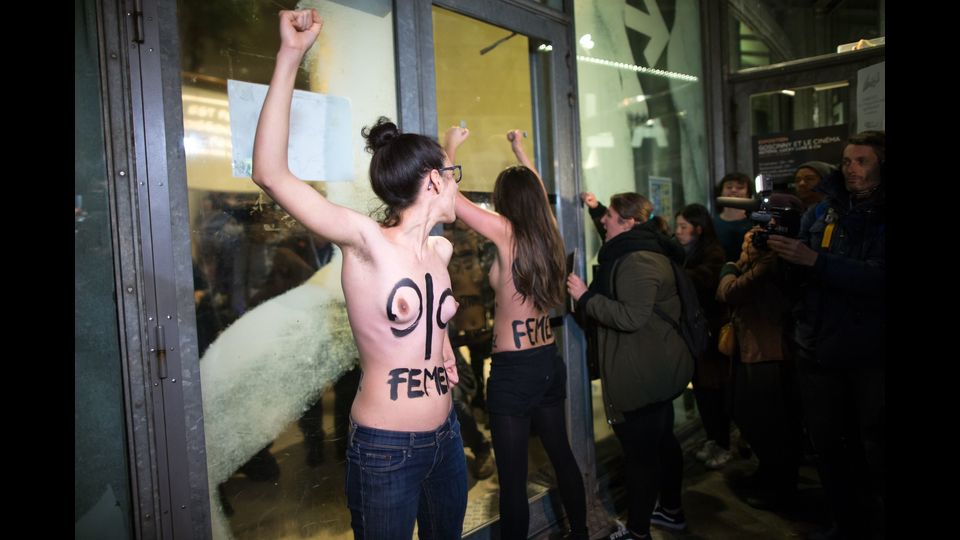 Le attiviste femministe francesi dimostrano contro il regista francese-polacco Roman Polanski, accusato di una serie di assalti sessuali, prima della proiezione del film di D'Apres une histoire vraie (&quot;basato su una vera storia&quot;) presso la Cinematheque di Parigi 30 ottobre 2017. (Afp)&nbsp;