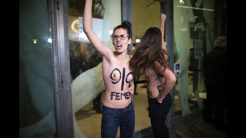 Le attiviste femministe francesi dimostrano contro il regista francese-polacco Roman Polanski, accusato di una serie di assalti sessuali, prima della proiezione del film di D'Apres une histoire vraie (&quot;basato su una vera storia&quot;) presso la Cinematheque di Parigi 30 ottobre 2017. (Afp)&nbsp;