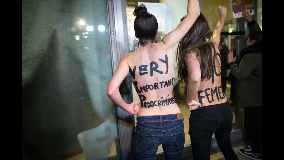 Le attiviste femministe francesi dimostrano contro il regista francese-polacco Roman Polanski, accusato di una serie di assalti sessuali, prima della proiezione del film di D'Apres une histoire vraie (&quot;basato su una vera storia&quot;) presso la Cinematheque di Parigi 30 ottobre 2017. (Afp)&nbsp;