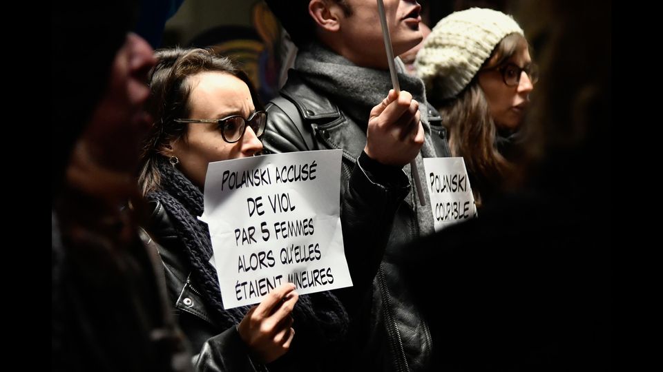 Le attiviste femministe francesi dimostrano contro il regista francese-polacco Roman Polanski, accusato di una serie di assalti sessuali, prima della proiezione del film di D'Apres une histoire vraie (&quot;basato su una vera storia&quot;) presso la Cinematheque di Parigi 30 ottobre 2017. (Afp) &nbsp;