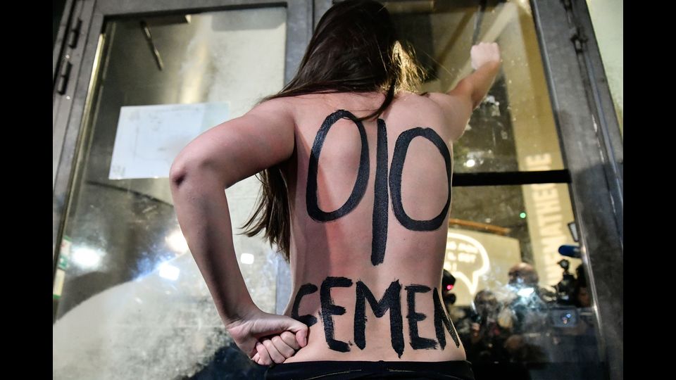 Le attiviste femministe francesi dimostrano contro il regista francese-polacco Roman Polanski, accusato di una serie di assalti sessuali, prima della proiezione del film di D'Apres une histoire vraie (&quot;basato su una vera storia&quot;) presso la Cinematheque di Parigi 30 ottobre 2017. (Afp) &nbsp;