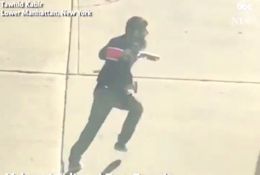 &nbsp;L'attentatore in fuga dopo l'attentato&nbsp;