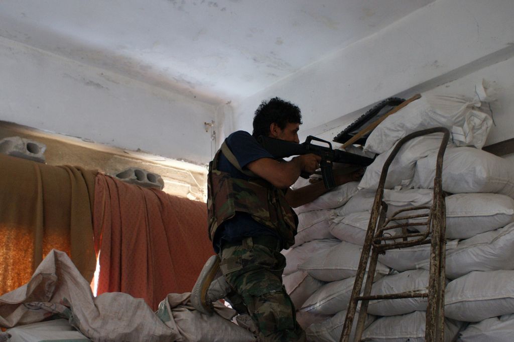 &nbsp;Un miliziano palestinese durante i combattimenti in un sobborgo di Damasco