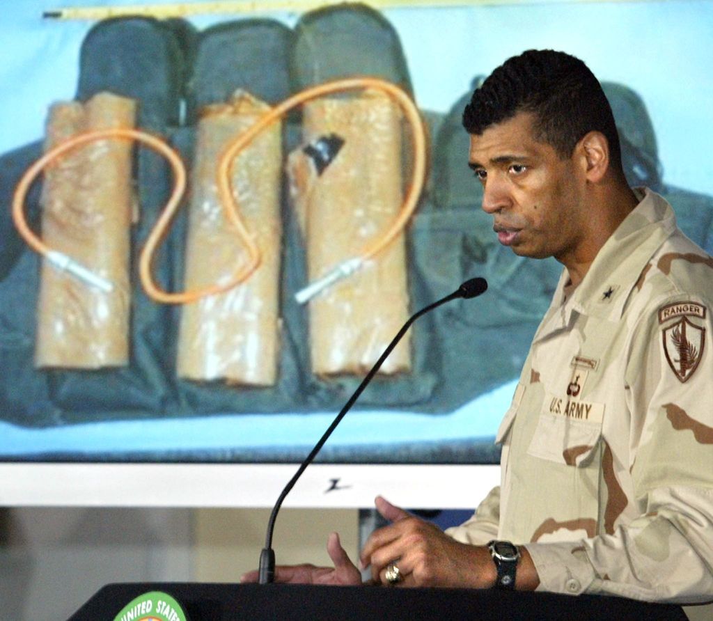 &nbsp;Un generale dell'esercito americano mostra un giubbetto esplosivo ritrovato in Iraq nel 2003