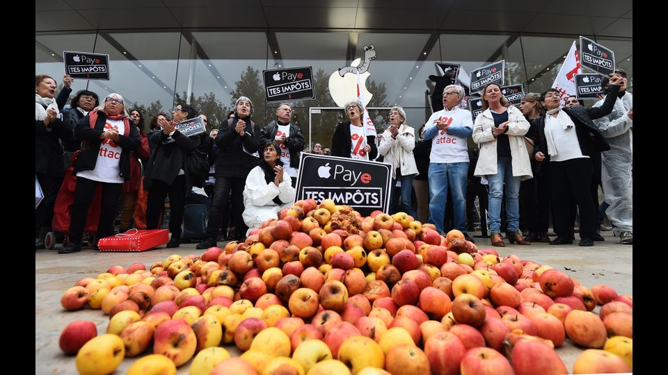 Ad Aix-en-Provence, in Francia gli attivisti di Attac (Association for the Taxation of Financial Transactions and Citizen's Action), i dimostranti hanno riversato centinaia di mele di fronte all'Apple Store innalzando cartelli con scritto &quot;paga le tue tasse&quot; o &quot;10 anni di evasione fiscale&quot;.