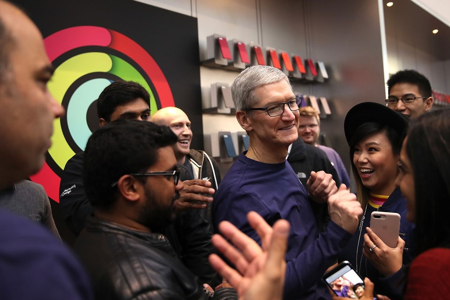 Ad accogliere la clientela nel negozio di Palo Alto c'era il numero uno di Cupertino, Tim Cook, che nelle testimonianze fotografiche appare raggiante, dopo l'ottimo bilancio trimestrale diffuso il giorno prima dall'azienda.&nbsp;