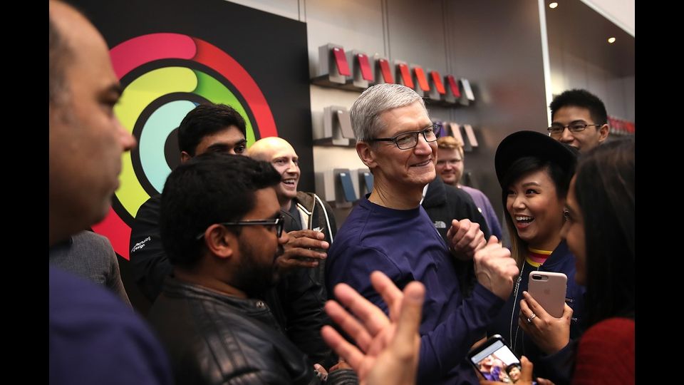 Ad accogliere la clientela nel negozio di Palo Alto c'era il numero uno di Cupertino, Tim Cook, che nelle testimonianze fotografiche appare raggiante, dopo l'ottimo bilancio trimestrale diffuso il giorno prima dall'azienda.&nbsp;