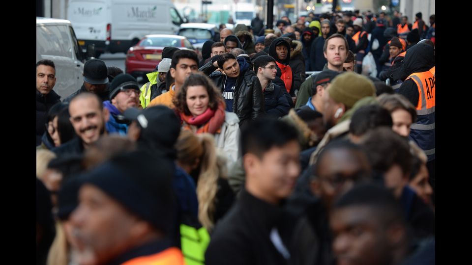 Se l'iPhone 8 aveva ricevuto un'accoglienza freddina, con l'iPhone X, in vendita da oggi, sono tornate le lunghe file davanti agli Apple store di tutto il mondo per aggiudicarsi l'ultimo modello del melafonino, disponibile in quantit&agrave; limitate dopo il tutto esaurito dei pre ordini. Di fronte al punto vendita di Regent Street, Londra, decine di persone avevano atteso l'apertura dalla notte prima. E scene analoghe si sono viste in tutti i 50 Paesi dove &egrave; avvenuto il lancio.