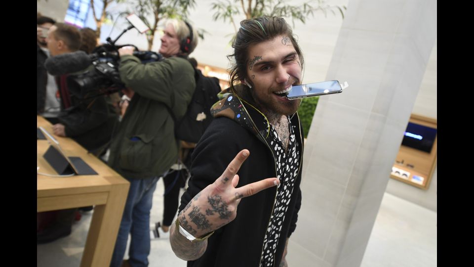 &nbsp;Tra i primi clienti londinesi a mettere le mani sull'ambito dispositivo Marco White Jr., figlio dello chef Marco Pierre White. L'elevato prezzo di listino, mille sterline, non spaventa. Anzi, Marco White ha comprato due esemplari.