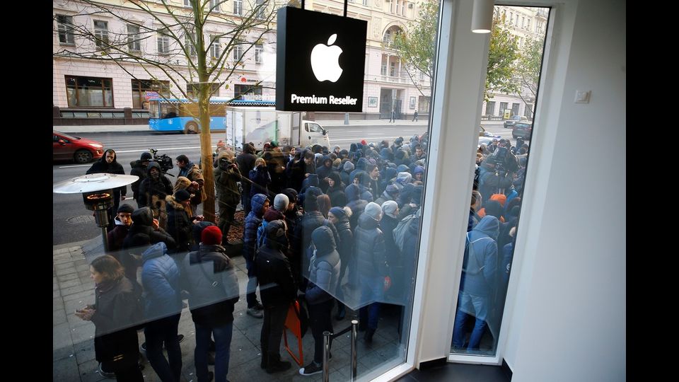 Lunghe file anche a Mosca. Il decimo compleanno dell'iPhone non poteva andare meglio. Il giorno prima Apple ha annunciato un incremento dei profitti del 19% a quota 10,7 miliardi di dollari.