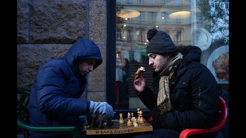 &nbsp;Nella capitale russa non &egrave; mancato chi ha ingannato l'attesa giocando a scacchi.