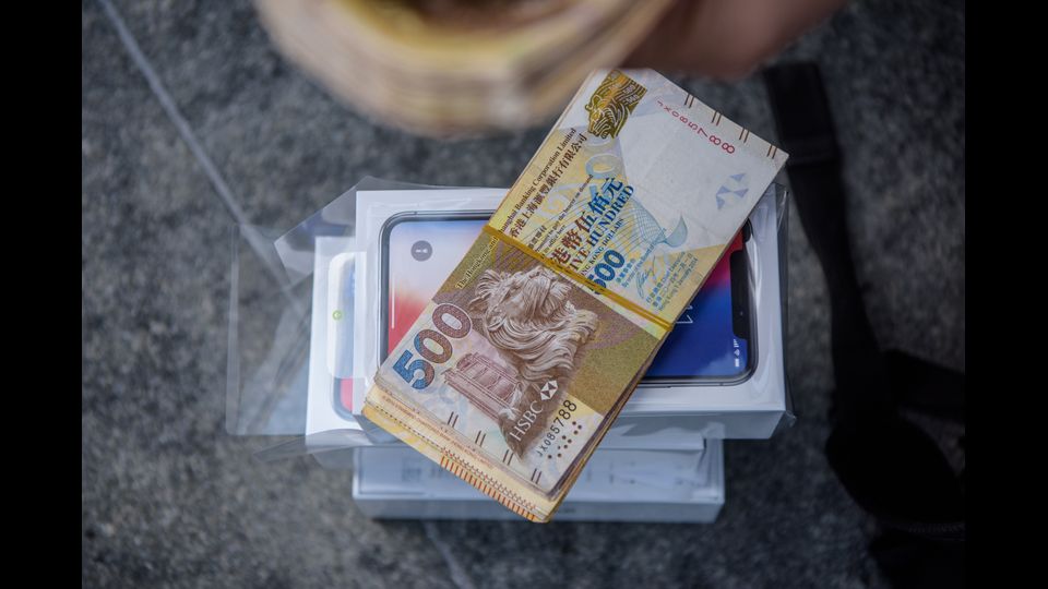 A Hong Kong c'&egrave; chi ha acquistato pi&ugrave; pezzi per poi rivenderli a un prezzo pi&ugrave; elevato a chi ha preferito spendere di pi&ugrave; e risparmiarsi la fila.