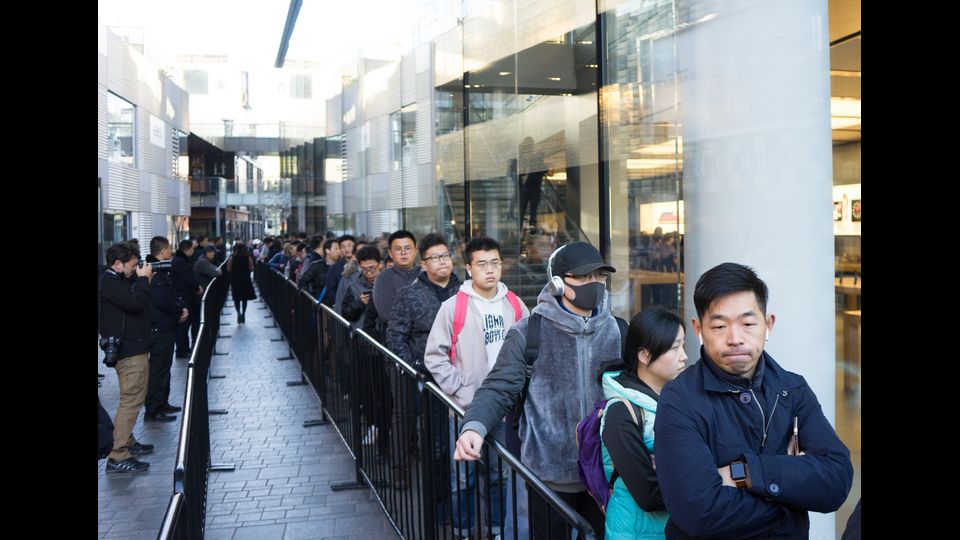 Un successo anche il lancio a Pechino, forse il test pi&ugrave; importante. La Cina non &egrave; solo il principale mercato mondiale per gli smartphone ma anche la sede di nuovi aggressivi concorrenti, come Huawei, che negli anni hanno consolidato la loro quota di mercato a spese di Apple e Samsung.