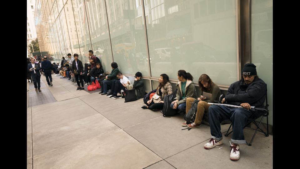 Un'attesa estenuante che per molti era iniziata dalla sera prima. Si leggono i segni della stanchezza sui volti dei newyorchesi che hanno trascorso una notte insonne di fronte all'Apple Store della quinta strada.&nbsp;