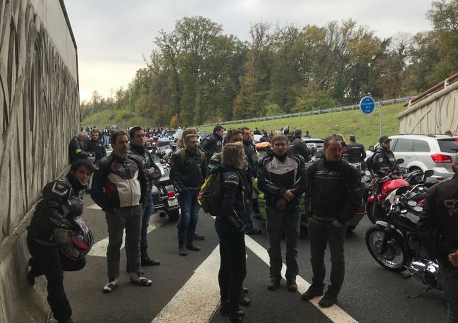 Motociclisti si radunano nel luogo dell'incidente