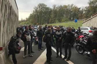Motociclisti si radunano nel luogo dell'incidente