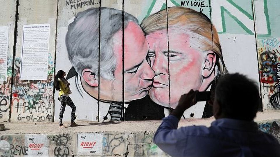 &nbsp;Il murale del bacio tra&nbsp;​Netanyahu e Trump