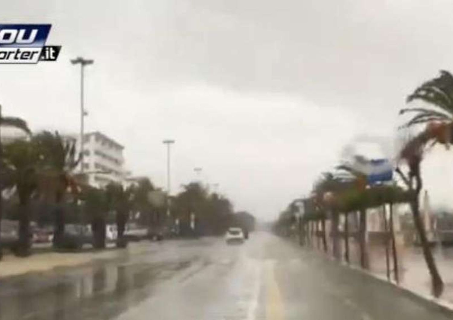 Maltempo: nubifragi nel Teramano, traffico in tilt sull'Adriatica - Video