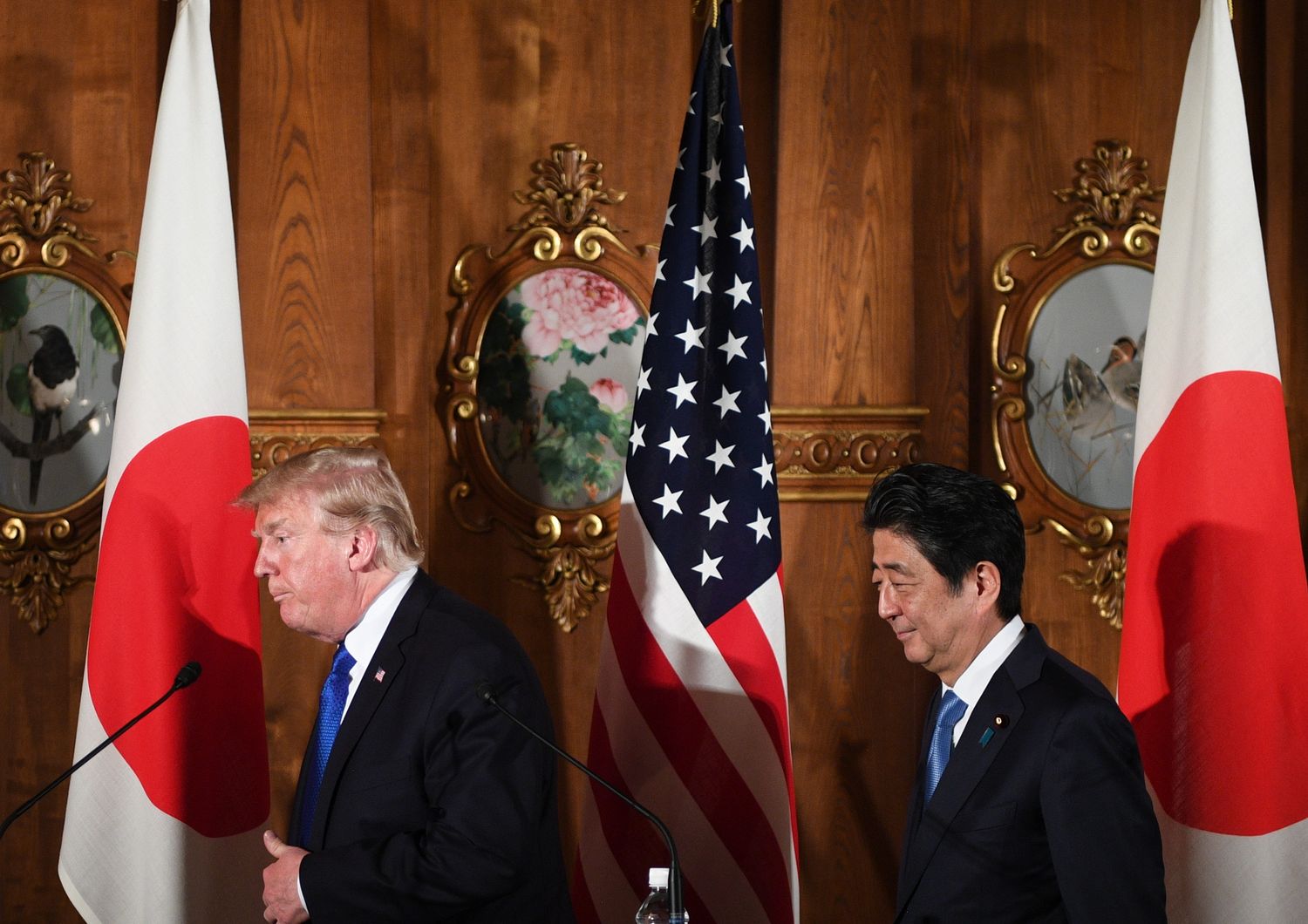 &nbsp;Donald Trump e Shinzo Abe a conclusione della conferenza stampa congiunta a Tokyo